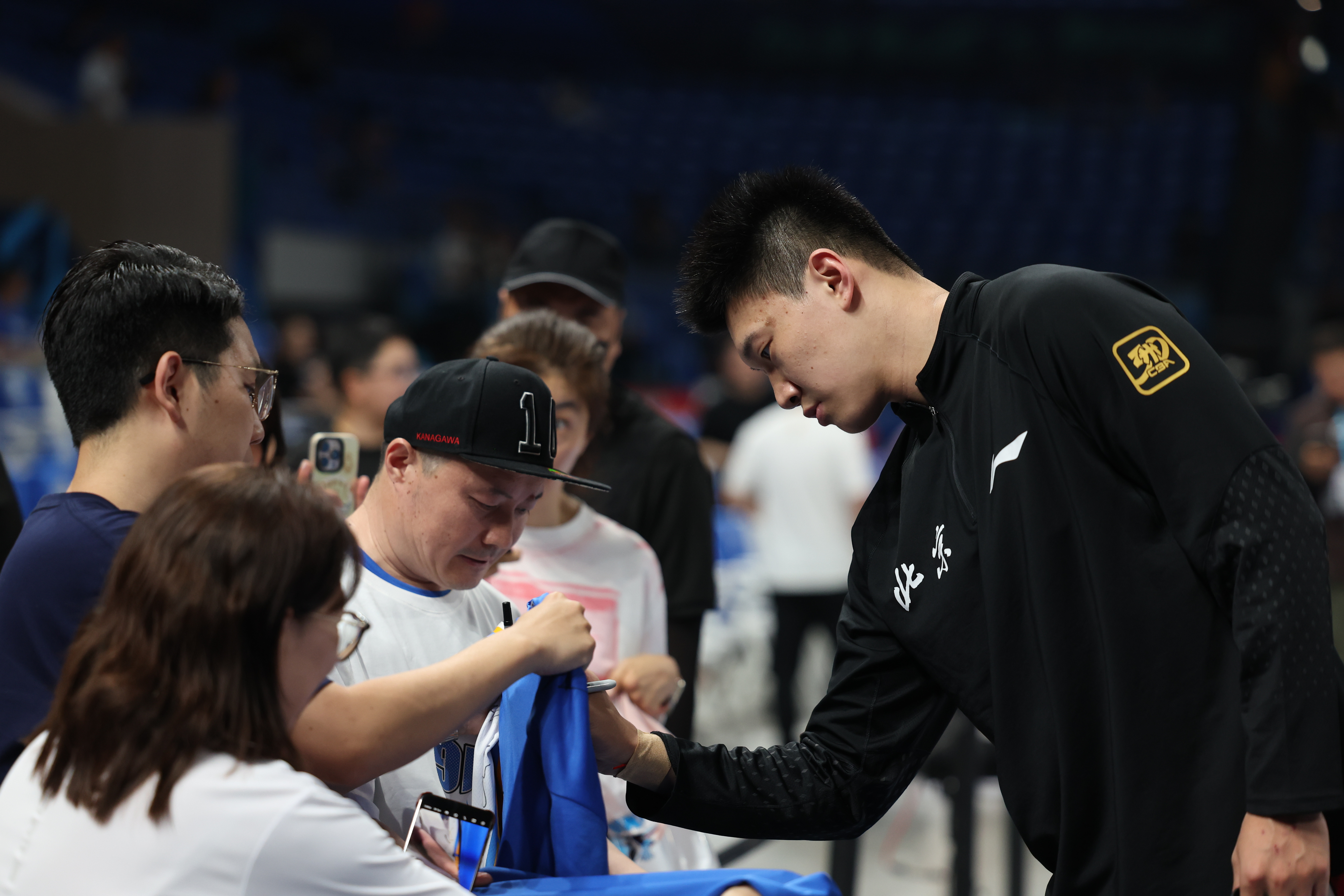 今夜CBA常规赛传出新动向，克里夫兰骑士门线救险，管理层表态：赛场秩序良好，团队化学反应显著的简单介绍