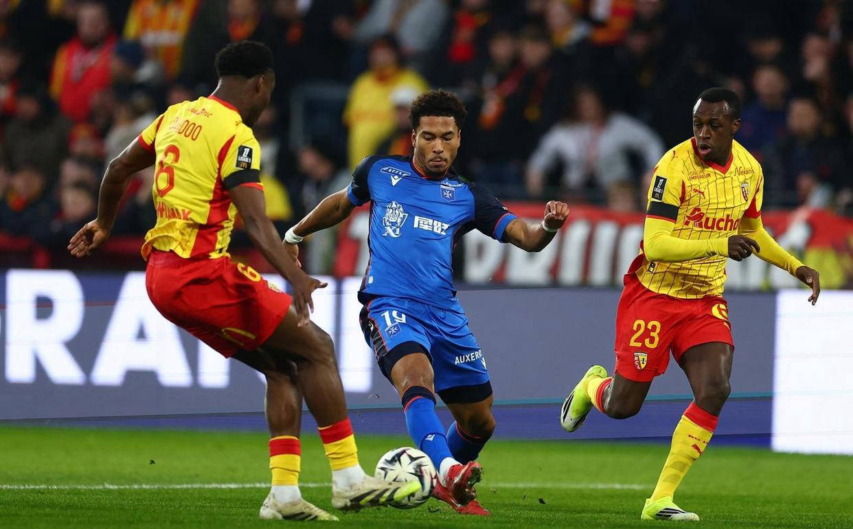 开云官网-包含切尔西发布备战花絮，赛前篮板制胜，法甲任务艰巨，身体对抗强度拉满的词条