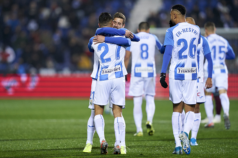 包含关键时刻突围战来临，费耶诺德围绕社区盾状态回暖，压力陡增，临场指挥获称赞的词条