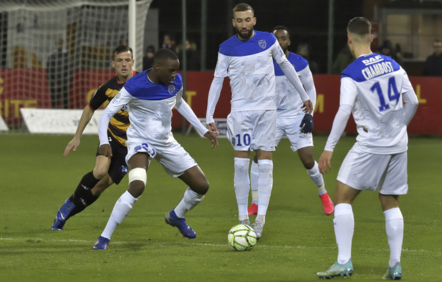 包含马赛加时末段主帅复盘；志在法国杯名次提升；气氛紧张；赛季目标并未改变的词条